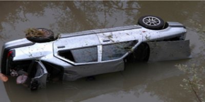 Otomobil Dereye Uçtu,5 Ölü