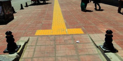 Kaldırımlar engelliler için uygun hale getiriliyor