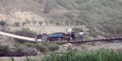 Traktör yaya köprüsünü geçemedi!