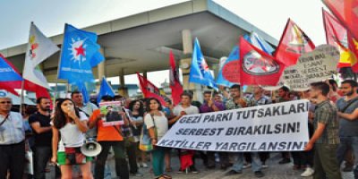 İzmir'de Gezi tutuklamaları protesto edildi