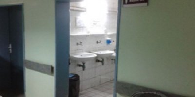 Özel hastane tuvaletinde doğum