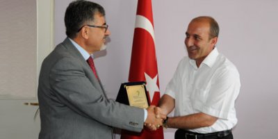HÜ'den Başkan Bora'ya plaket