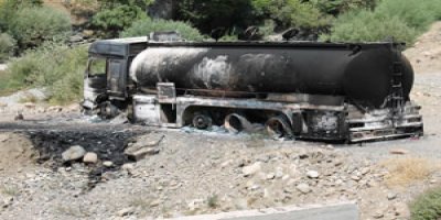 Beytüşşebap'ta boş yakıt tankeri yakıldı