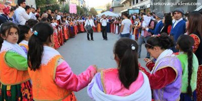Festival Yürüyüşünde Renkler Ve Sesler Buluştu