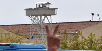 Tutsaklara 'kamera' cezası!