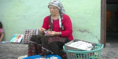 Ailesine kına paketleyerek bakıyor