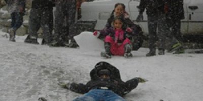 Kar çocuklar için eğlence oldu