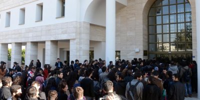 Mersin'de öğrenciler rektörlük binasını işgal etti
