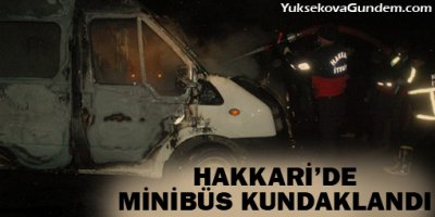 Hakkari'de 1 minibüs kundaklandı