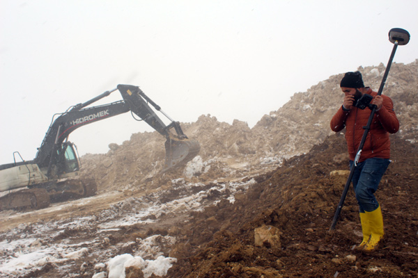 Yüksekova’da TOKİ konutları için hafriyat çalışmaları başladı