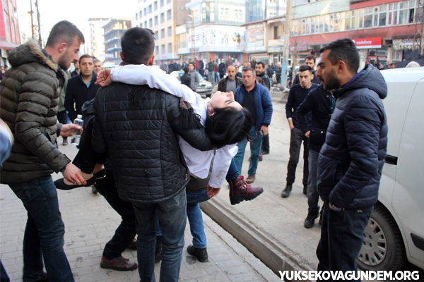 Yüksekova'da yangın, 2 kişi dumandan etkilendi