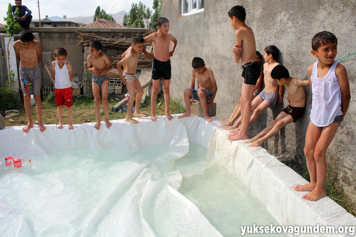 Yüksekovalı çocukların briket ve brandalı havuz keyfi