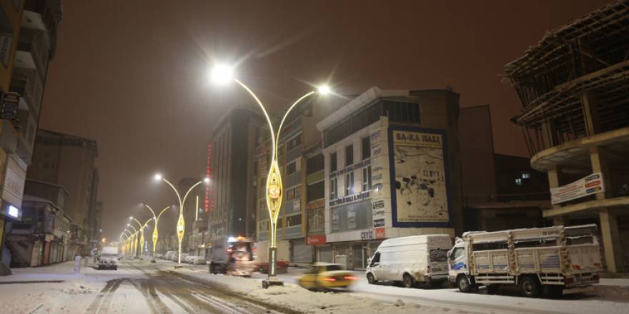 Yüksekova'da kar yağışı etkili oluyor