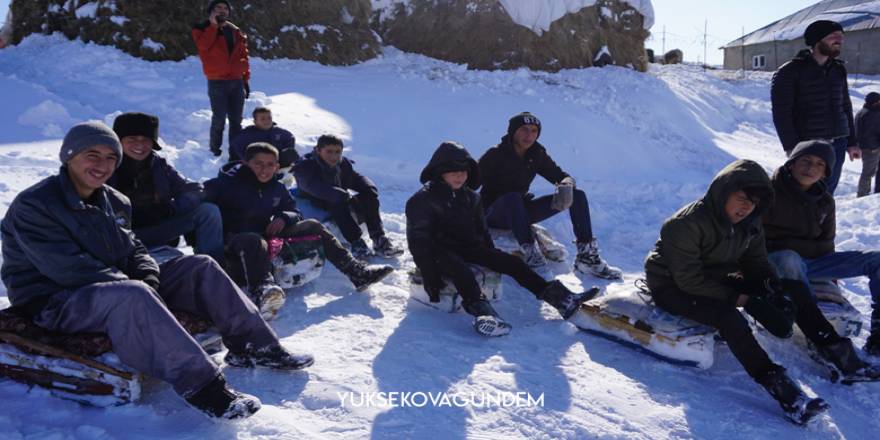 Yüksekovalı çocukların karlı tepelerde kızak keyfi