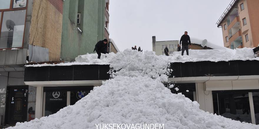 Yüksekova'da hayat durma noktasına geldi