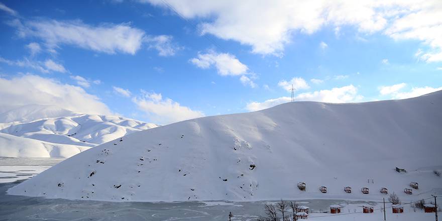 Yüksekova Dilimli Barajı tamamen dondu