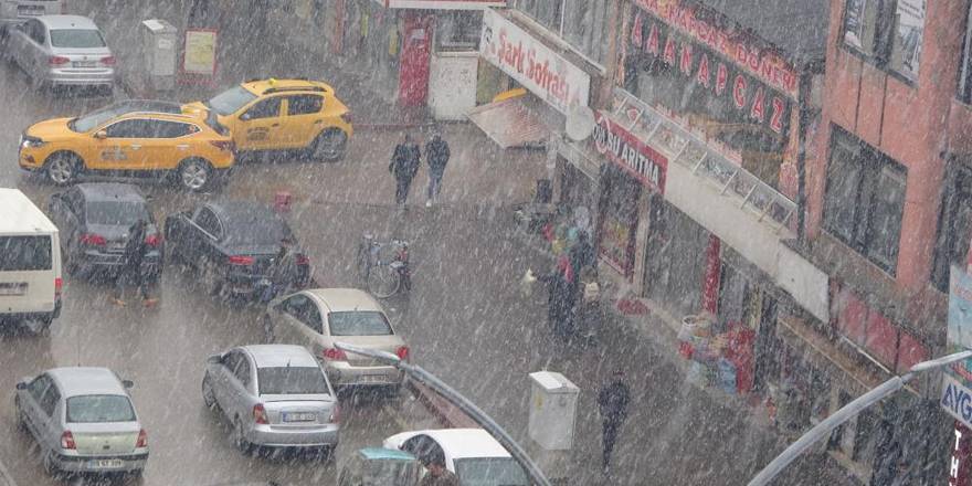 Yüksekova’da kar yağışı etkili oldu