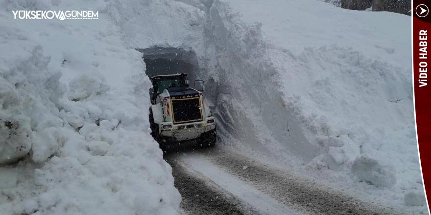 Dağlıca yoluna düşen çığ ekipler tarafından temizlendi