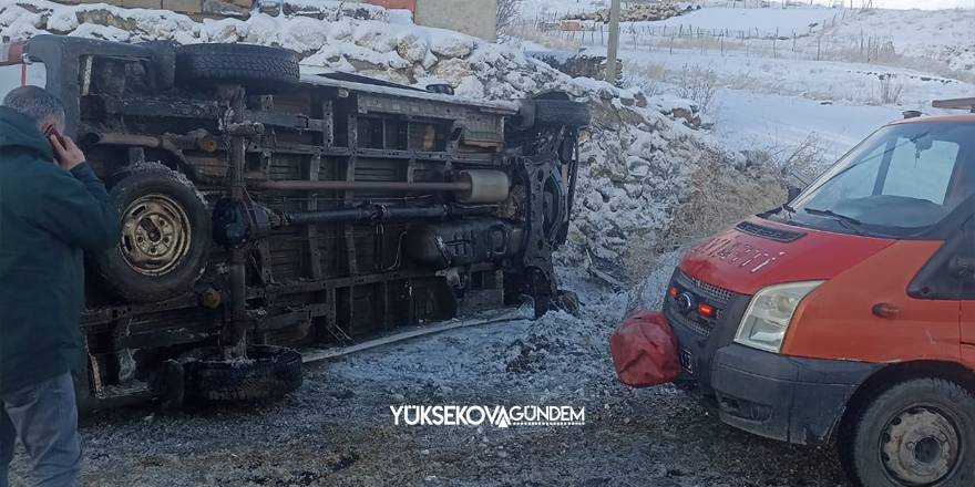 Yüksekova'da öğretmenleri taşıyan servis yan yattı: 11 kişi yaralandı