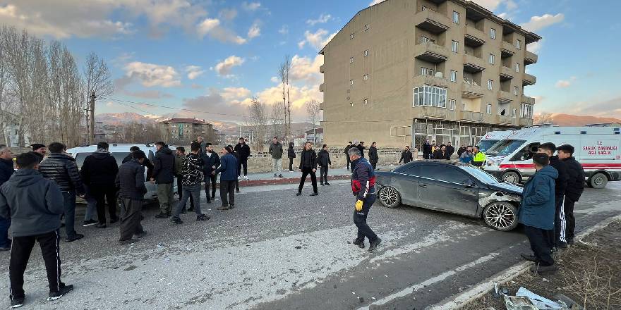 Yüksekova'da trafik kazası: 1 kişi hafif yaralandı