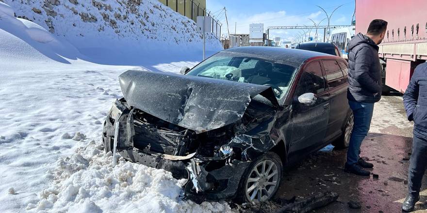 Yüksekova’da Trafik Kazası: 2 Kişi Yaralandı