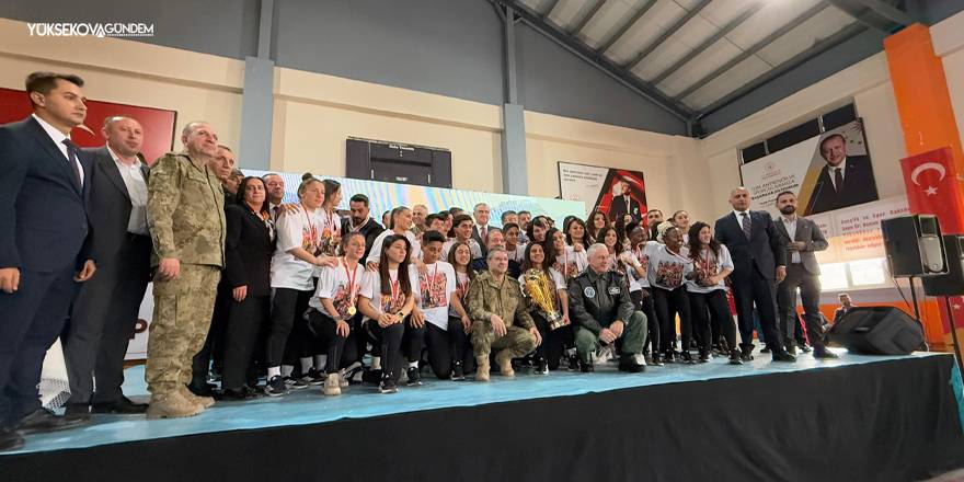 Yüksekova Spor Şampiyonluk Kupasını Kaldırdı